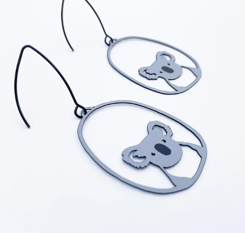 Denz + Co - Midi Koala earrings in Grey/Black